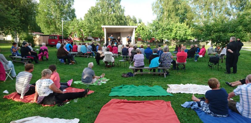 personer lyssnar på musikunderhållning