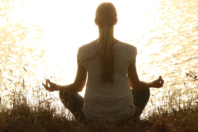kvinna som utöver yoga