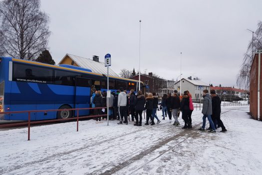 elever kliver på en buss utanför Norsjöskolan